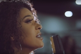 Gabriela Gomes está divulgando sua nova canção, "O Nome", gravada com a participação de Luma Elpídio. (Imagem: Youtube / Reprodução)