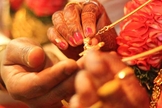 Casal hindu segura pingente nas mãos. (Foto: Marriage.com)