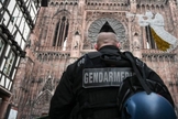 Policial se posiciona diante de igreja na França. (Foto: SEBASTIEN BOZON/AFP/Getty)
