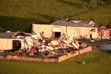 Imagens aéreas mostram danos na região de Bryan, no Texas, após as tempestades. (Foto: KPRC)