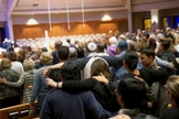 Participantes de uma vigília pelas vítimas da sinagoga Chabad em Poway, na Igreja Presbiteriana da Comunidade Rancho Bernardo. (Foto: AFP/Sandy Huffaker)