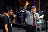 Pastor Hiraoka Shuuji (direta) alerta para a urgência de um movimento missionário no Japão. (Foto: YouTube/Reprodução)