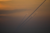Foguetes são lançados da Faixa de Gaza em direção a Israel na noite deste domingo. (Foto: Ariel Schalit/AP)