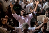 Membros da Igreja de Sião, que foi bombardeada no domingo de Páscoa, oram em um salão comunitário em Batticaloa, no Sri Lanka. (Foto: Reuters/Danish Siddiqui)