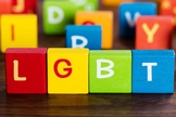 Blocos usados por crianças em escola formam a sigla LGBT. (Foto: CBN News)