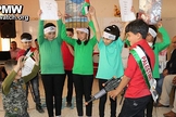 Crianças palestinas encenam a execução de um soldado israelense em uma escola de Hebron. (Foto: YNet News)