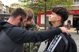 Evangelista Phillip Blair (esquerda) ora com os adolescentes Joe e Mathias, após pregar nas ruas de Bristol (Inglaterra) e fazer um apelo, perguntando quem gostaria de se entregar a Jesus. (Imagem: Youtube / Reprodução)