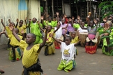 Crianças e adultos durante oração em comunidade de Uganda. (Foto: Set Free Ministries)