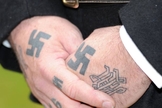 O homem resgatado pelos adolescentes judeus tem o conhecido símbolo judeu tatuado na mão. (Foto: Independent)