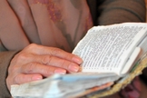 Cristã da Ásia Central lê sua Bíblia. (Foto: Portas Abertas)