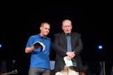 Presidente dos EUA, Donald Trump, recebe oração do pastor David Platt na McLean Bible Church na Virgínia. (Foto: AFP/Jim Watson)
