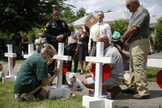Mulher escreve homenagem para Michelle Langer, uma das vítimas do tiroteio em um prédio municipal de Virginia Beach. (Foto: AP Photo/Patrick Semansky)