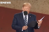 Em solenidade realizada em memória do Dia D, Donald Trump leu um trecho da oração histórica, feita pelo ex-presidente americano, Franklin Roosevelt, pouco antes dos soltados entrarem em combate contra os nazistas. (Foto: Reprodução/9 News)