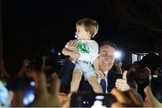 Bolsonaro segura nos braços o pequeno Noach, neto do pastor Joel Engel. (Foto: Arquivo pessoal)