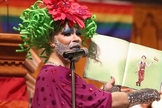 Dan Davidson vestiu-se como Sparkle Leigh para contar às crianças uma história infantil que promove a homossexualidade. (Foto: Cincinnati.com)