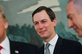 Conselheiro da Casa Branca, Jared Kushner, em reunião com o presidente dos EUA, Donald Trump e o primeiro-ministro israelense, Benjamin Netanyahu. (Foto: Carlos Barria/Reuters)