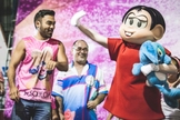 Mauro Sousa (à esquerda) e Personagem Mônica desfilam no Carnaval de São Paulo. (Foto: UOL)