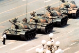 Desconhecido enfrentou uma fileira de tanques durante protestos contra o comunismo na China, em 1988. (Foto: The Guardian)