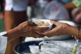 Estudo diz que organizações missionárias mais novas focam mais na ação social do que evangelismo. (Foto: iStock)