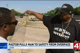 Pastor Maurice Hardwick (direita) conta ao repórter de noticiário local sobre o momento em que impediu um suicídio em um viaduto. (Imagem: Local 4 News)