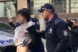 Homem gritou 'Alá é grande' depois de atingir uma mulher com a faca e foi contido por civis na rua, antes de ser preso. (Foto: 10 Daily News)