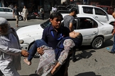 Mulher ferida foi levada ao hospital, logo após ataque do Talibã, em Cabul. (Foto: Mohammad Ismail/Reuters)