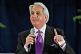 Benny Hinn ficou mundialmente conhecido por pregar a teologia da prosperidade. (Imagem: Youtube / Reprodução)
