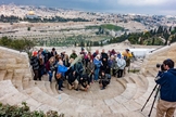 Grupo de turistas tira foto no Monte das Oliveiras, com a cidade velha de Jerusalém em segundo plano. (Foto: Shutterstock)