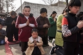 Cristãos chineses oram durante celebração da Páscoa. (Foto: Getty Images/Kevin Frayer