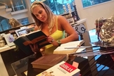 Angela Bismarchi está concluindo seus estudos em teologia e agora quer compartilhar a mensagem do Evangelho em seu novo canal do Youtube. (Foto: Extra - Globo)