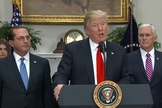 Alex Azar (esquerda) junto ao presidente dos EUA, Donald Trump (centro) e o vice-presidente Mike Pence (direita), durante discurso na Casa Branca. (Foto: PBS)