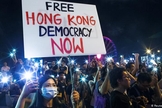 Manifestantes protestam contra o comunismo chinês em Hong Kong (Foto: Reuters / T. Peter)