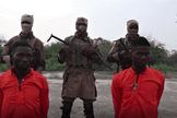 Captura de tela no site de notícias Amaq do Estado Islâmico mostra os missionários Godfrey Ali Shikagham (à esquerda) e Lawrence Duna Dacighir, antes de serem executados pelo Boko Haram. (Imagem: Amaq)
