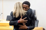 Brandt Jean abraça a policial Amber Guyt após declarar que a perdoa por ter matado seu irmão. (Foto: Tom Fox/Via Reuters)