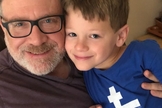 Jeff Younger (esquerda) e seu filho James. (Foto: Save James)