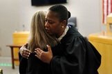 Juíza Tammy Kemp abraça a ex-policial Amber Guyger, condenada a 10 anos de prisão pela morte de um inocente no Texas. (Foto: Tom Fox / Dallas Morning News)