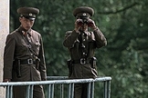 Oficiais do exército norte-coreano, ligados à ditadura de Kim Jong-Un. (Foto: NextShark)