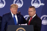 Andrew Brunson orou pelo presidente dos EUA, Donald Trump, durante evento sobre liberdade religiosa. (Imagem: CBN News)