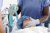 Médico prepara paciente para cirurgia. (Foto: Getty)