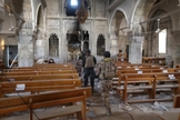 Soldados das forças especiais iraquianas em igreja destruída pelo Estado Islâmicos em Bartella, leste de Mosul, no Iraque. (Foto: Reuters/Goran Tomasevic)