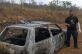Pastor Edivaldo Júnior ao lado do carro que dirigia e acabou explodindo após acidente na rodovia TO 050. (Foto: AF Notícias)