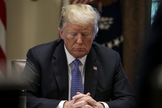 Trump ora em seu gabinete, na Casa Branca. (Foto: EAWorldView)