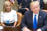 Paula White (esquerda) é uma famosa televangelista dos EUA e conselheira espiritual de Trump. (Foto: People)
