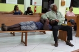 Após receber um copo de água e um abraço, o morador de rua sentiu-se à vontade para reclinar sua cabeça no colo do Sr. Orlando. (Foto: Facebook / Cleberson Santos)
