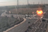 Câmera de trânsito registra momento em que foguete de Gaza atinge uma grande estrada israelense a poucos metros de vários veículos que passam. (Imagem: Captura de tela)