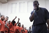 Kanye West se apresentou e pregou para os detentos, fazendo também um apelo, chamando-os a entregarem suas vidas a Jesus com uma oração de confissão de pecados. (Imagem: Youtube)