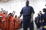 Kanye West se apresentou e pregou para detentos em dois presídios do Texas. (Imagem: Youtube)