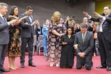 Jair Bolsonaro e sua esposa, Michelle, se ajoelham para que líderes orem pelo governo, durante culto da Assembleia de Deus, em Manaus. (Foto: BNC Amazonas)