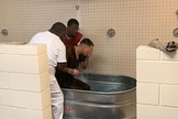 Detento é batizado após iniciativa do xerife do Condado de Darlington. (Foto: Darlington County Sheriff's Office)