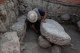 A mesa de pedra foi encontrada sobre duas rochas menores. (Foto: Dr. Zvi Lederman)